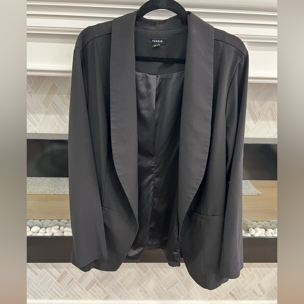 torrid Black Open-Front Shawl Collar Long Line Blazer 2X 18-20